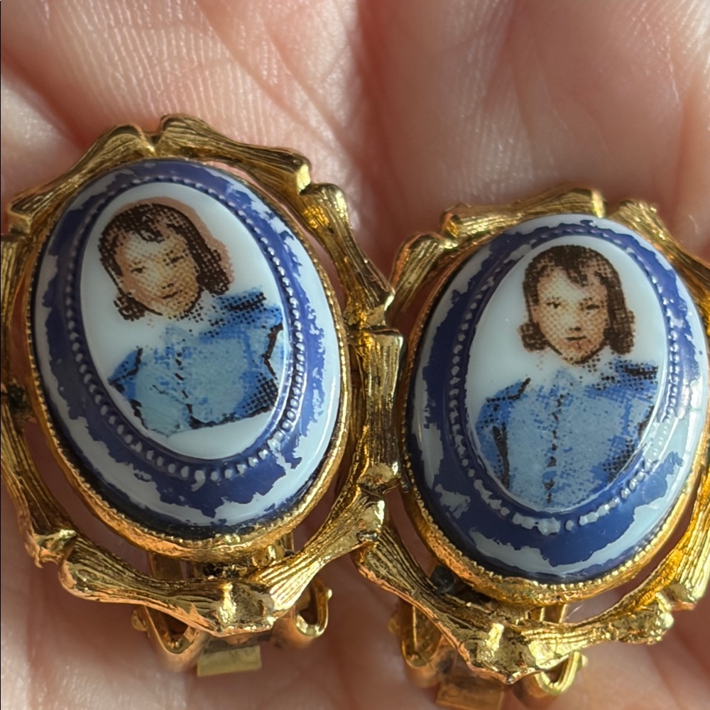 Vintage Hobe Gold-Tone Blue Portrait Clip-On Earrings #303 - Picture 5 of 5